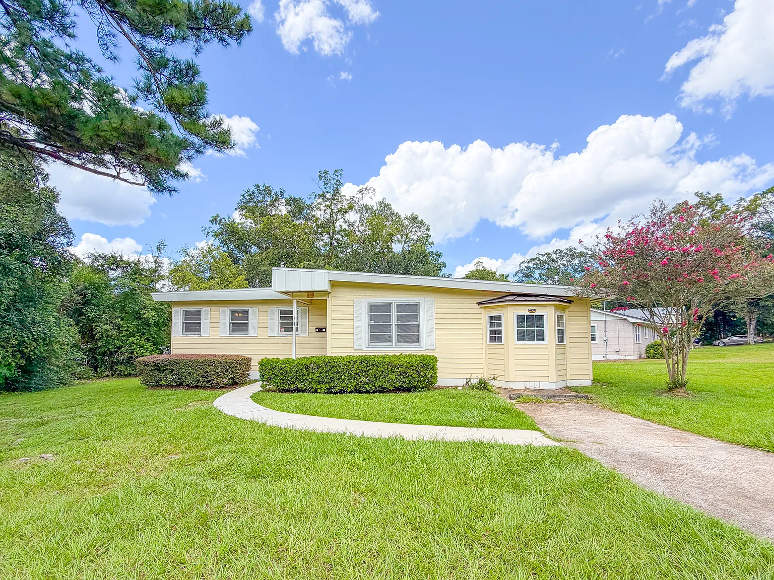 4 bed, 1205 sqft, $2,400 — Photo 2