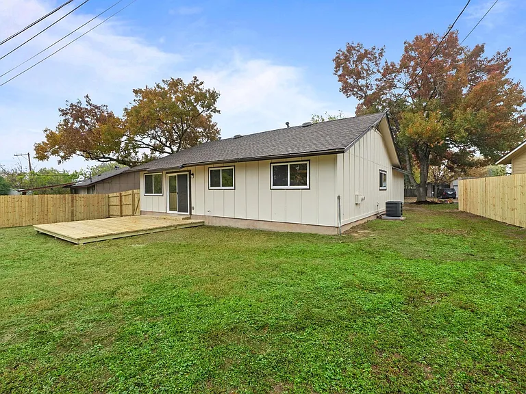 902 Warrington Dr — Photo 18