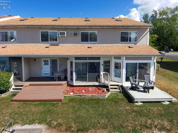 6270 N Harris Harbor Dr, Oak Harbor, OH 43449