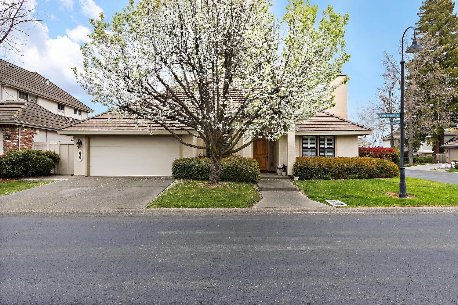829 Shore Breeze Dr photo 1