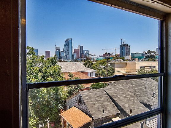 5th image of 907 W 17th St #318