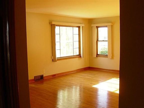 3rd image of 1010 S 16th Ave
