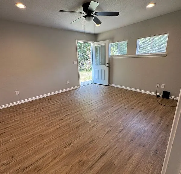 320 W 6th St — Photo 13