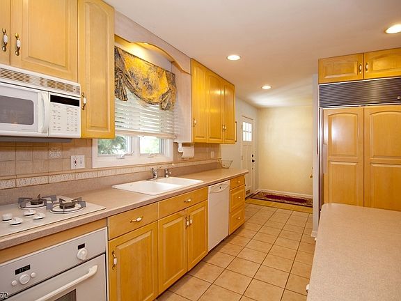 3rd image of 9 Hickory Dr