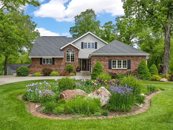425 Northhaven Dr, Robins, IA 52328