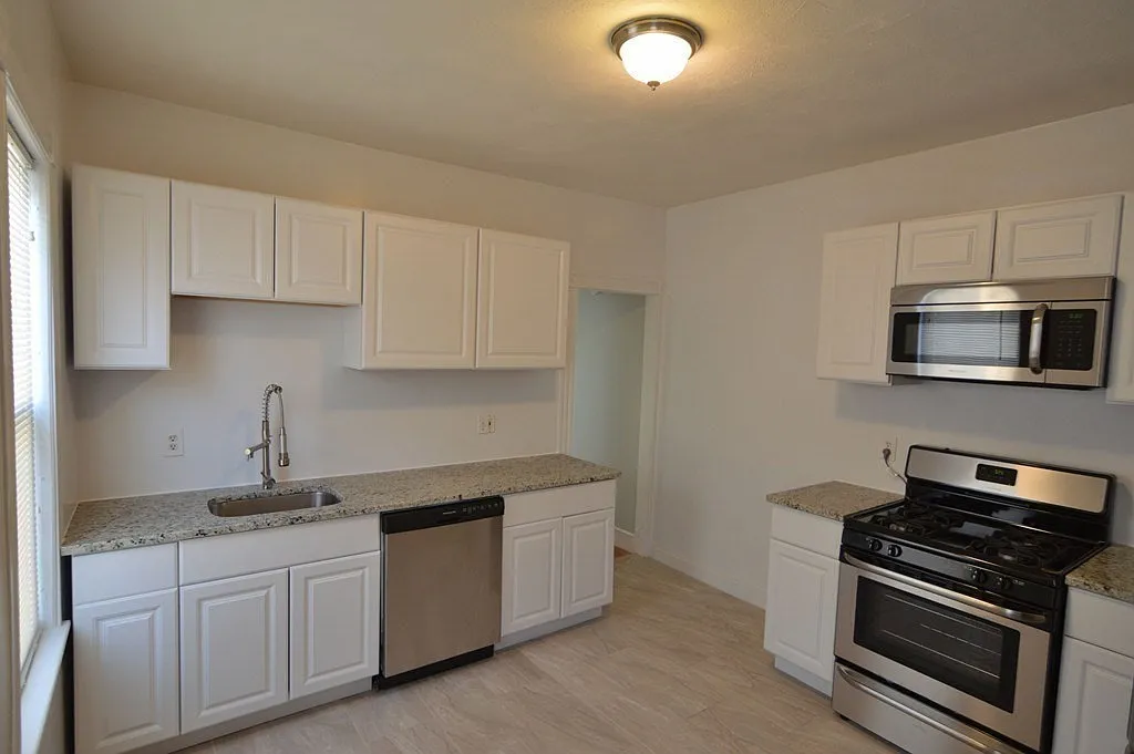 3 bed, 1.0 bath, 1200 sqft, $2,975 — Photo 1