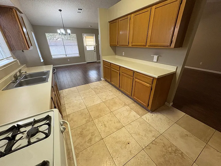 2902 Sabinal Trl — Photo 12