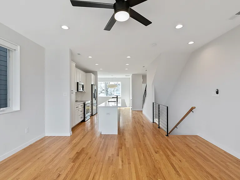 1310 W Clay St — Photo 9