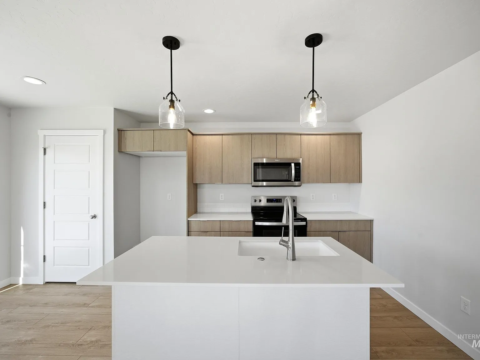3 bed, 2.5 bath, 1492 sqft, $2,100 — Photo 3