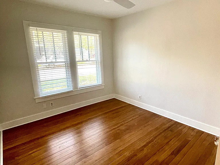4400 Speedway — Photo 19
