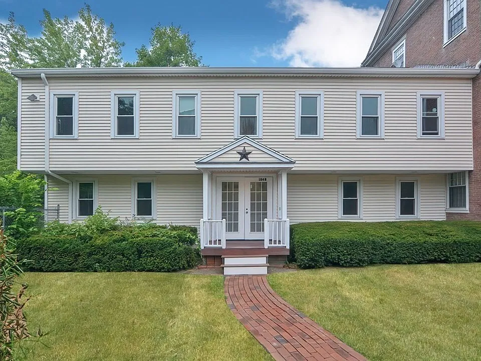 104 Hartford Ave E #B