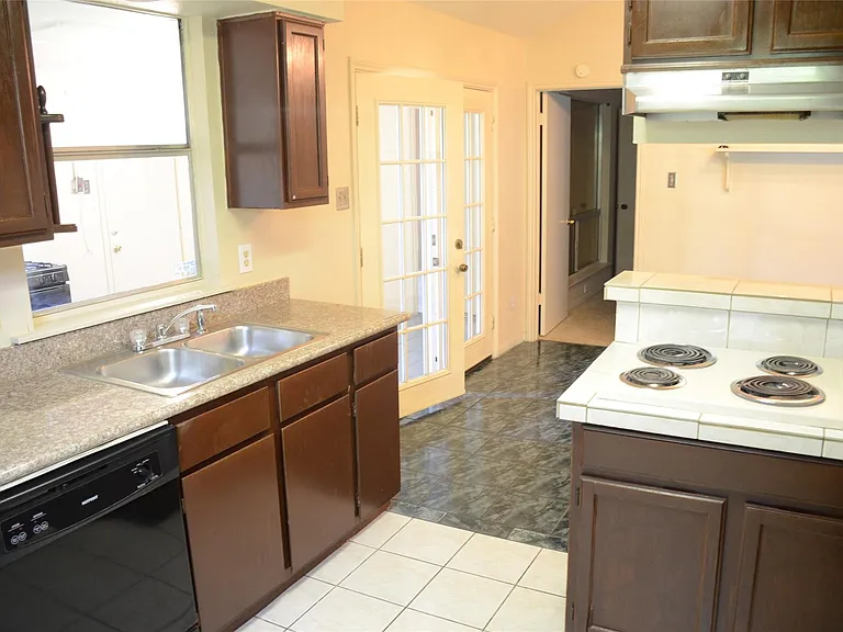 10807 Emery Dr — Photo 4