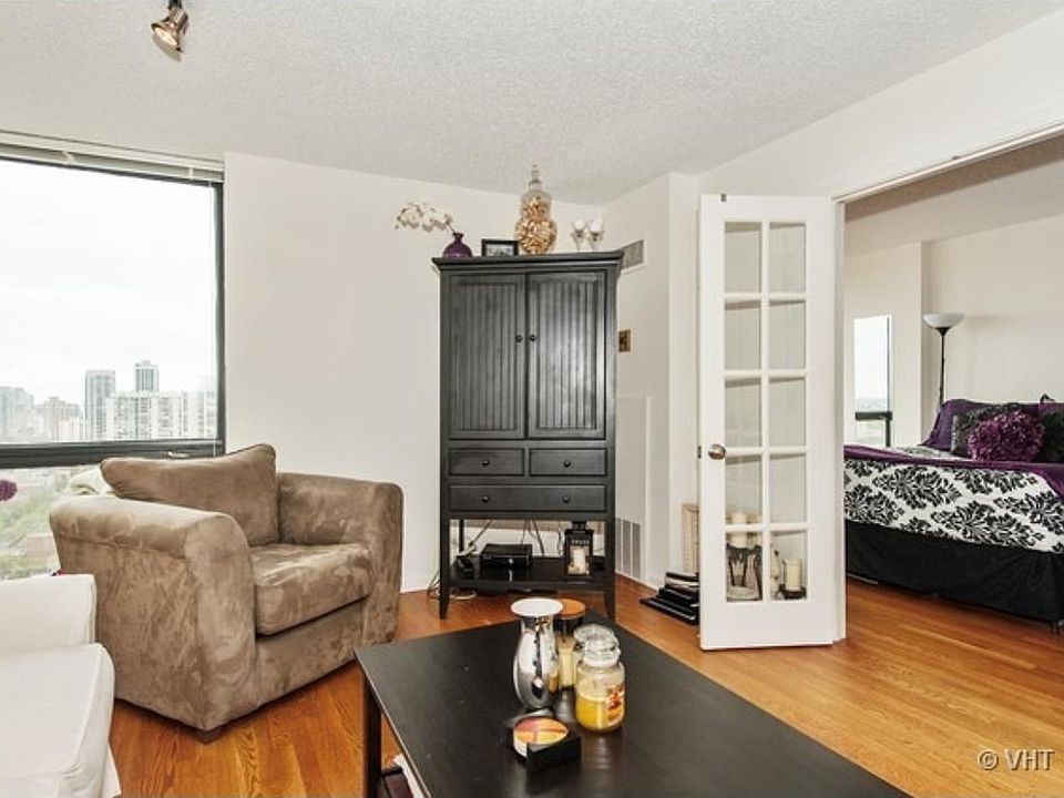 2nd image of 1122 N Clark St APT 2704