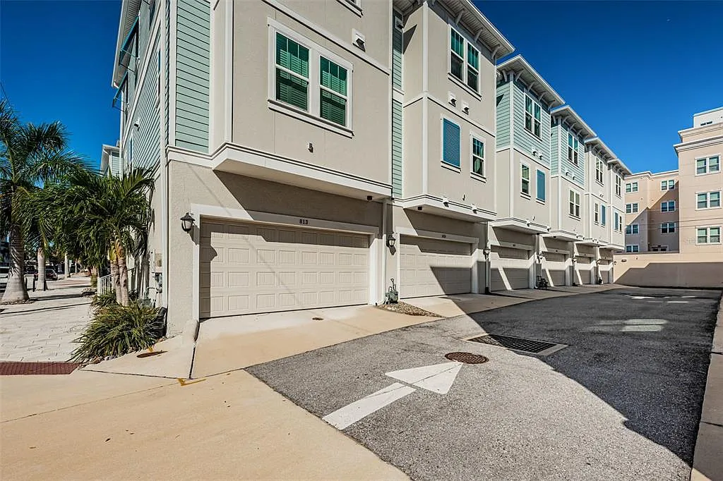 3 bed, 3.5 bath, 1941 sqft, $4,600 — Photo 3