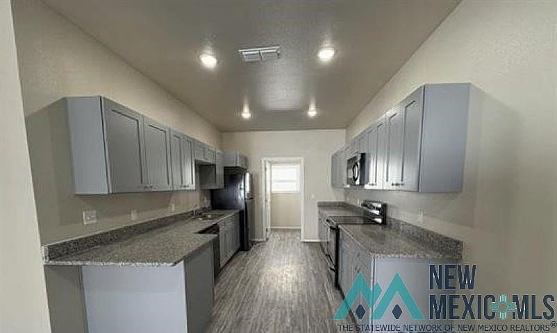 2nd image of 322 N Avenue B