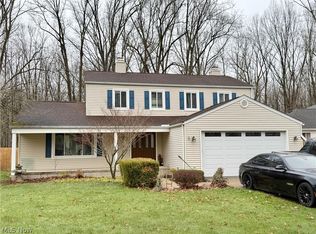 6186 Wild Oak Dr, North Olmsted, OH 44070