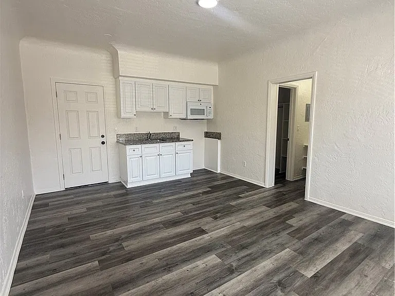2001 Cedar Ave #11 — Photo 1