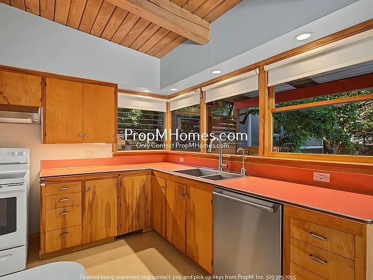 1027 SE 23rd Ave — Photo 8