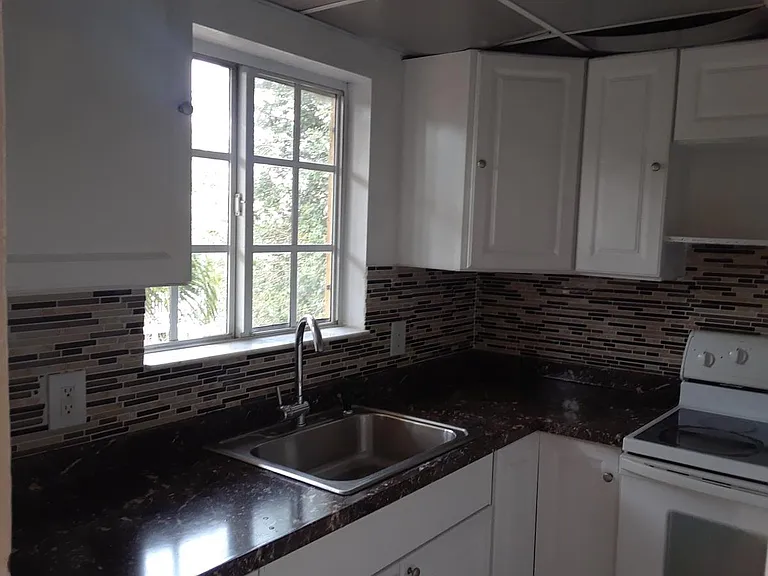 835 NW 2nd St #5 — Photo 1