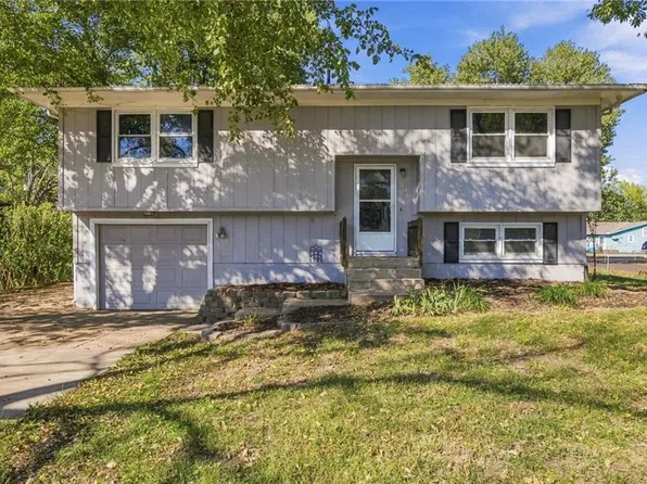 300 W Johnson St, Spring Hill, KS 66083