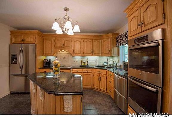 3rd image of 9 Briarwood Ln