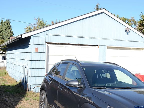4th image of 151 NW Ebberts Ave