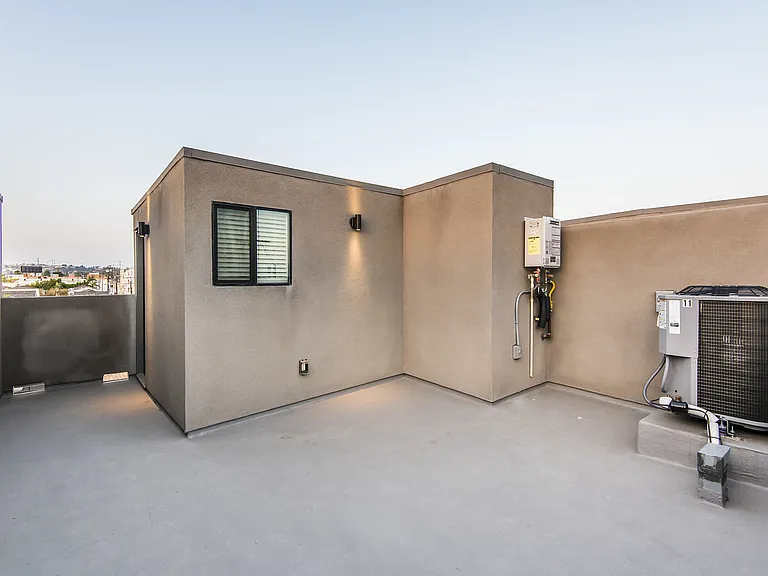 7036 La Tijera Blvd — Photo 12