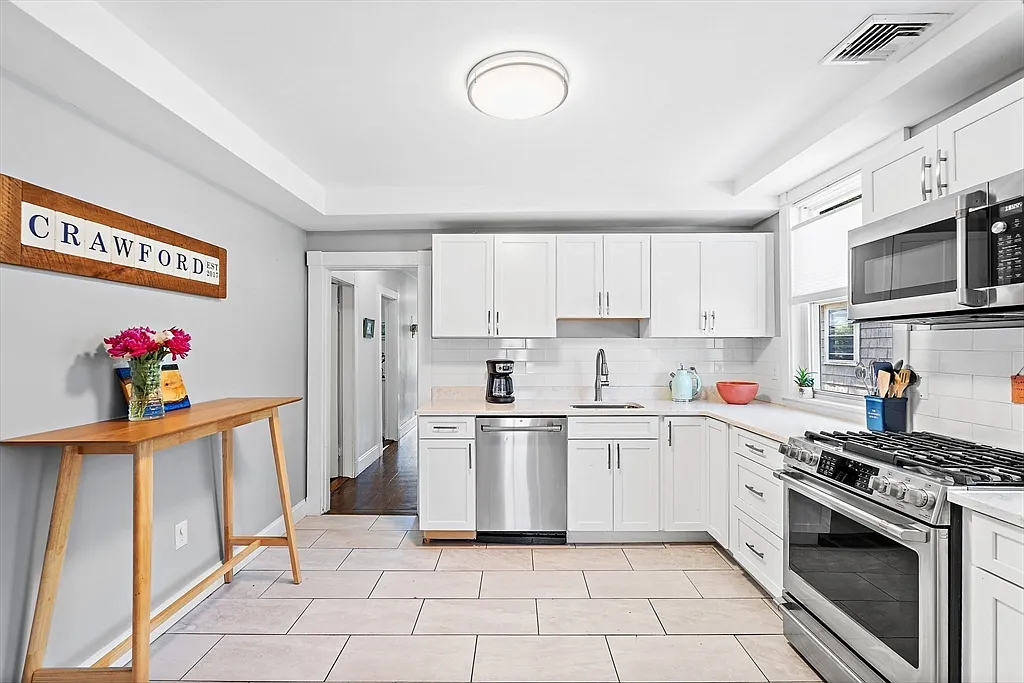 4 bed, 2.0 bath, 1940 sqft, $4,200 — Photo 3