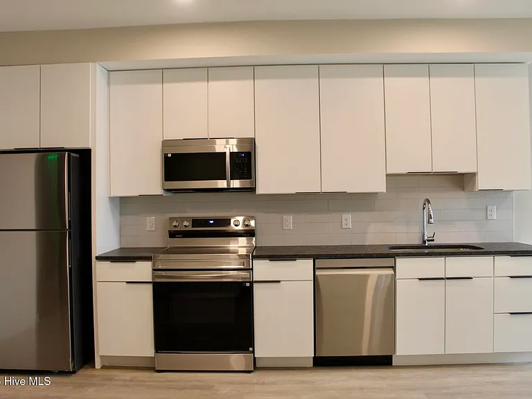 1108 Castle St #C — Photo 4
