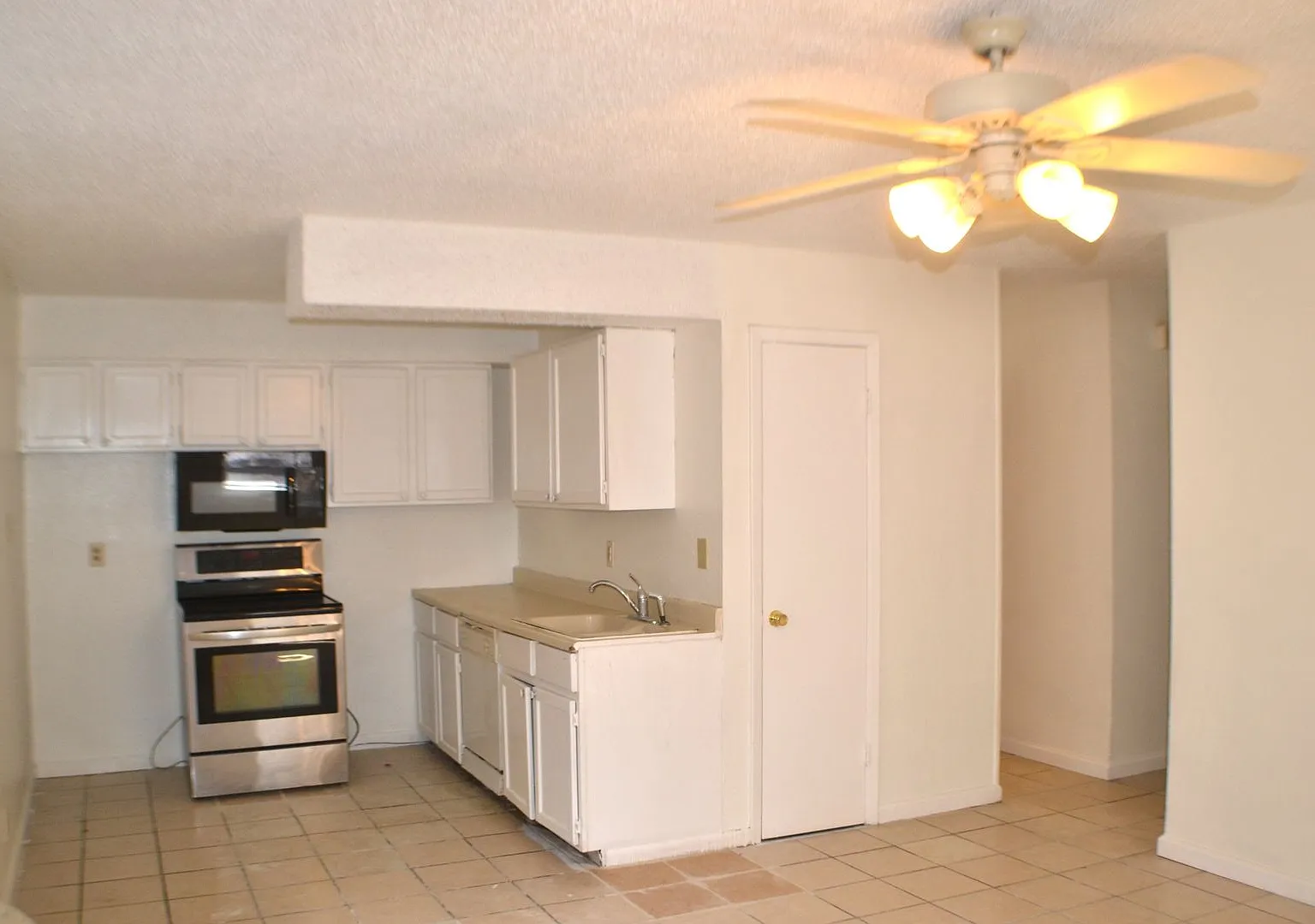 Half Duplex 2 Bedrooms 2 Baths For Lease in Sherman — Photo 2