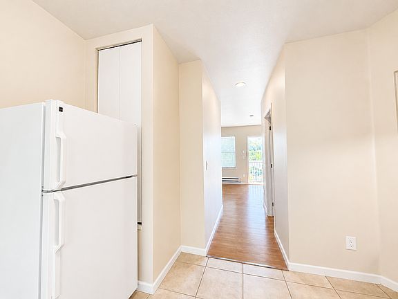 4th image of 842 Davis Pl S #7