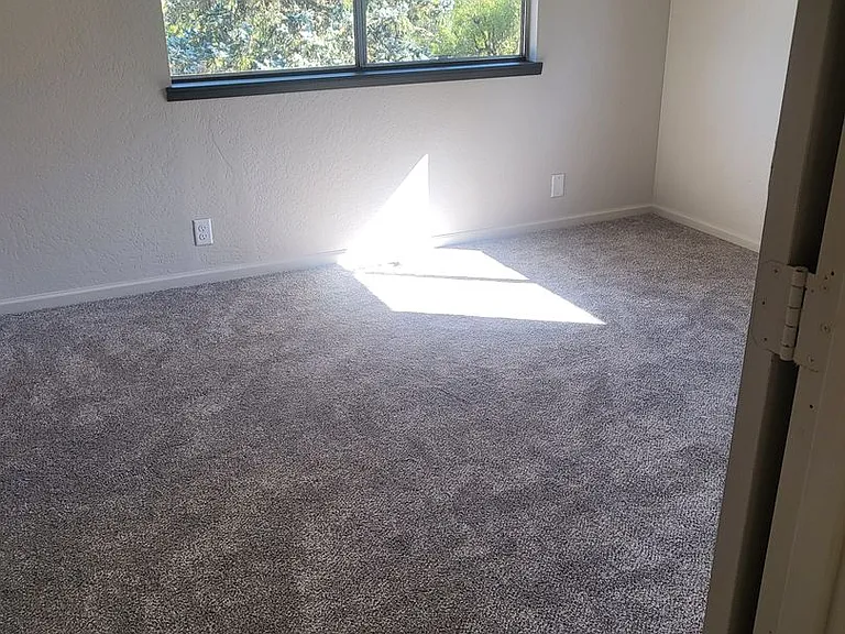 1688 NE Lynda Ln — Photo 30
