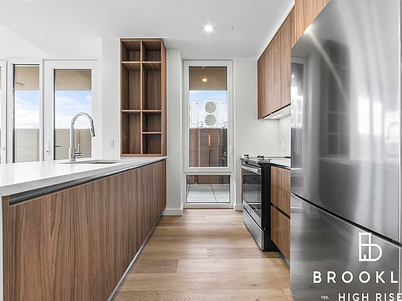 4th image of 50 E 10th St #533