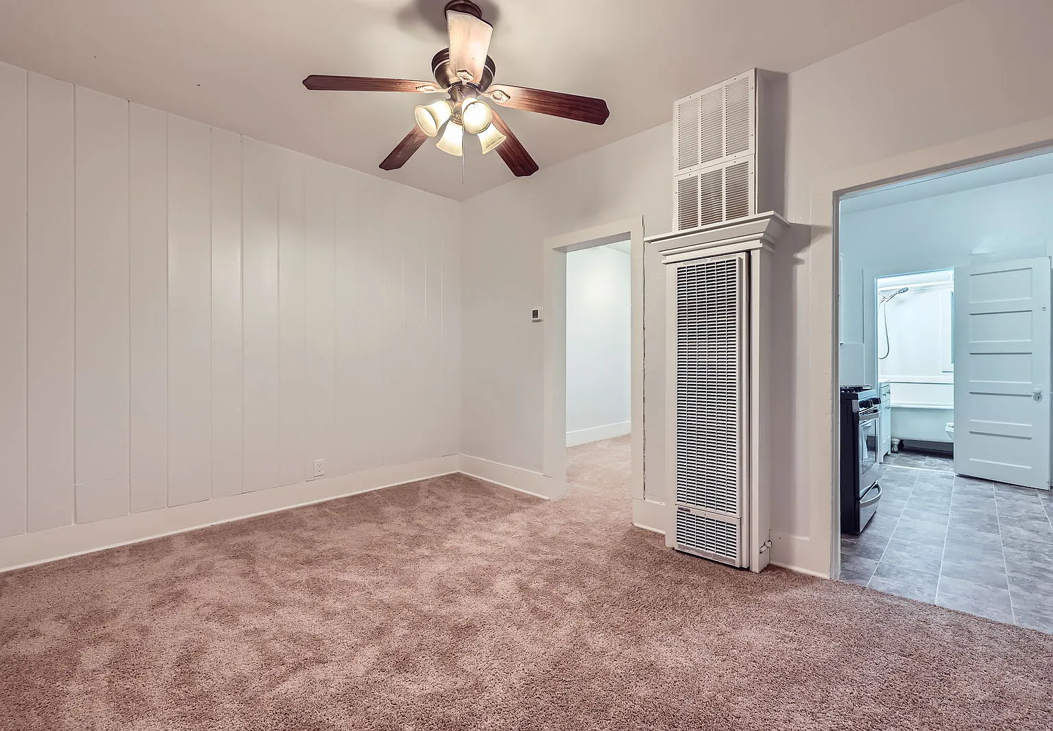 537 East Platte Avenue - 5 / Cottage — Photo 4