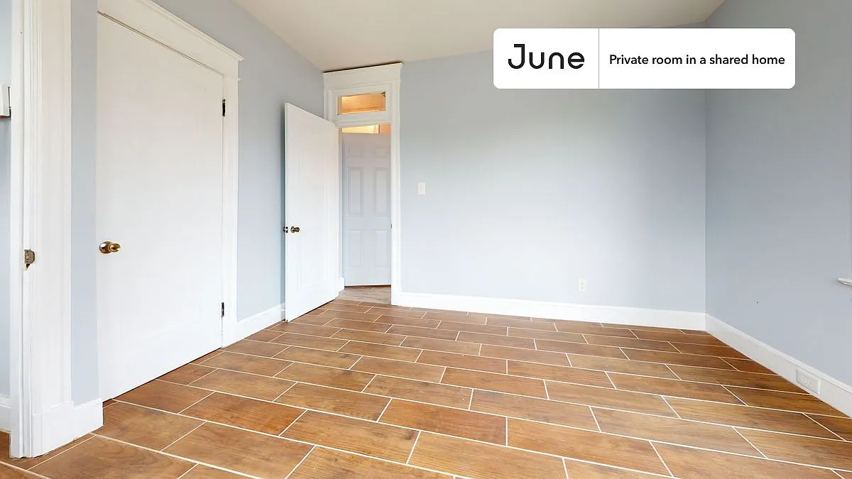 Queen bedroom in 7 bed/6 bath home in Dupont Park #1811 E — Photo 3