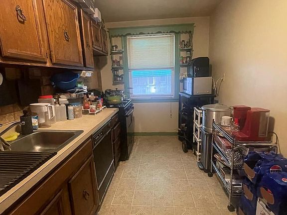 3rd image of 890 Carver St