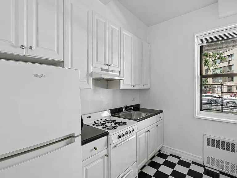 2400 Webb Ave #4H — Photo 2