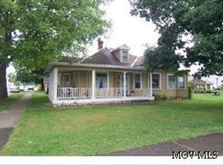 210 Henry St, Ravenswood, WV 26164