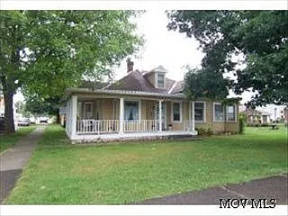 210 Henry St photo 1