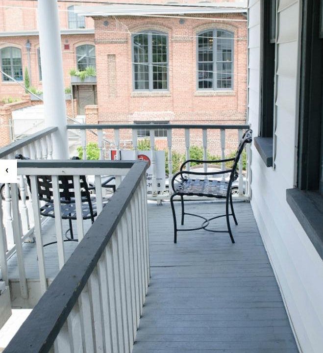 Front Porch (Piazza)