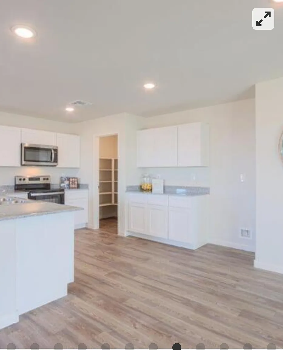 4 bed, 1915 sqft, $2,099 — Photo 2
