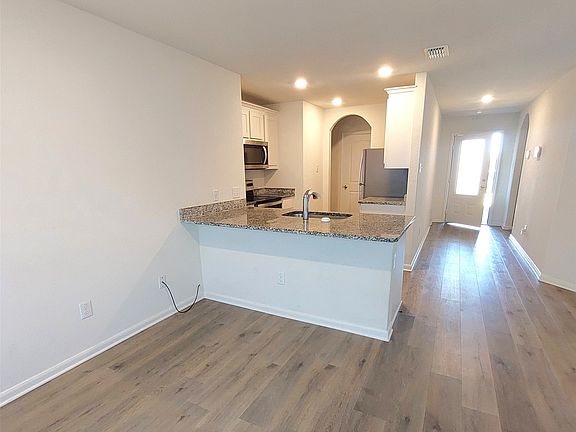 4th image of 4901 Delano St