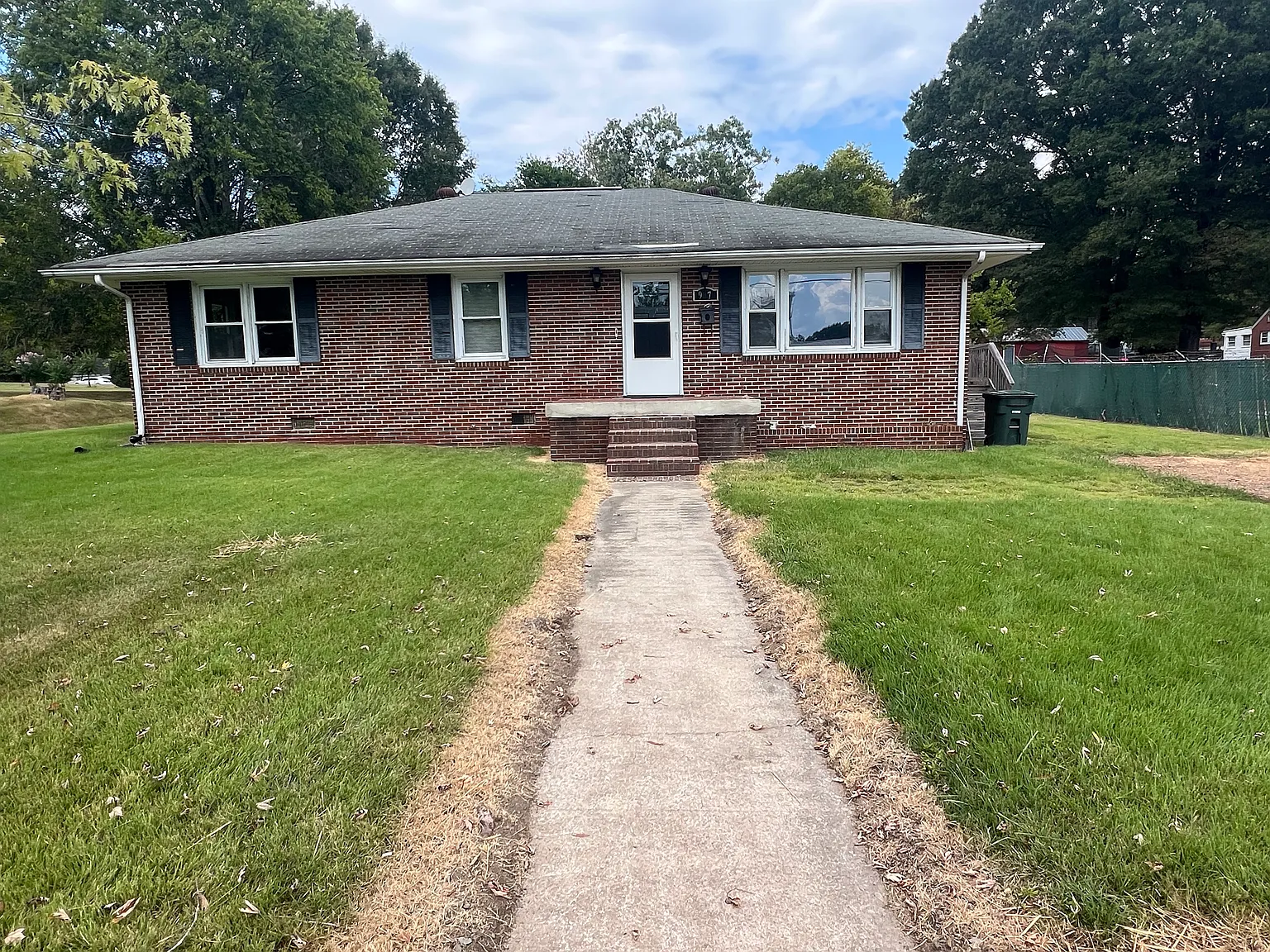3 bed, 1300 sqft, $1,500 — Photo 1