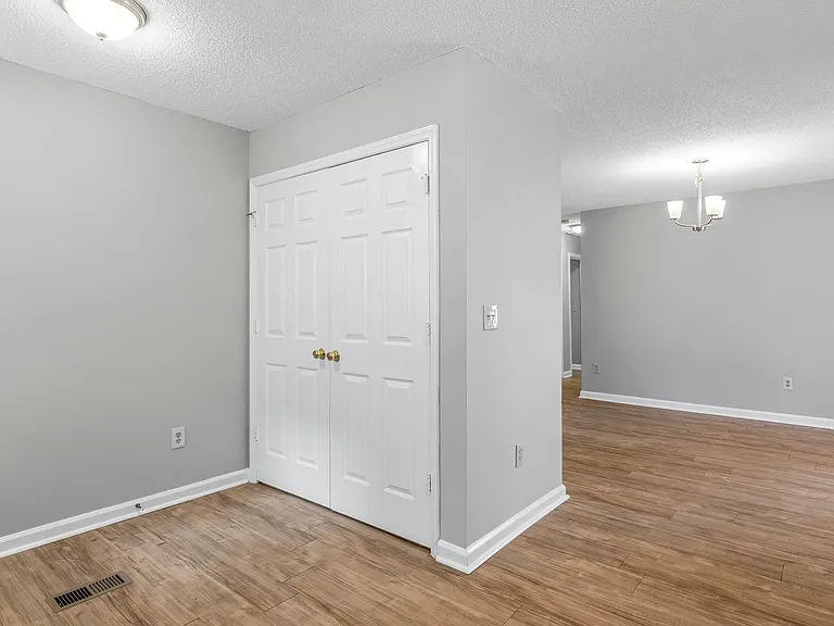 1811 Cody Ave — Photo 15