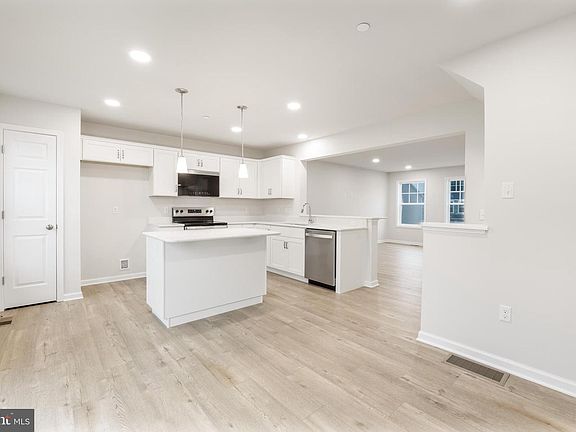 5th image of 124 Dolomite Dr