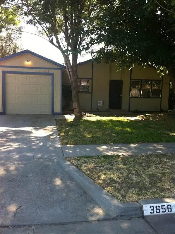 3656 N Shirley Ave photo 1