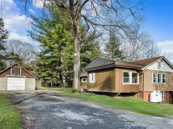 288 Pine Hill Rd, Pleasant Valley, NY 12569