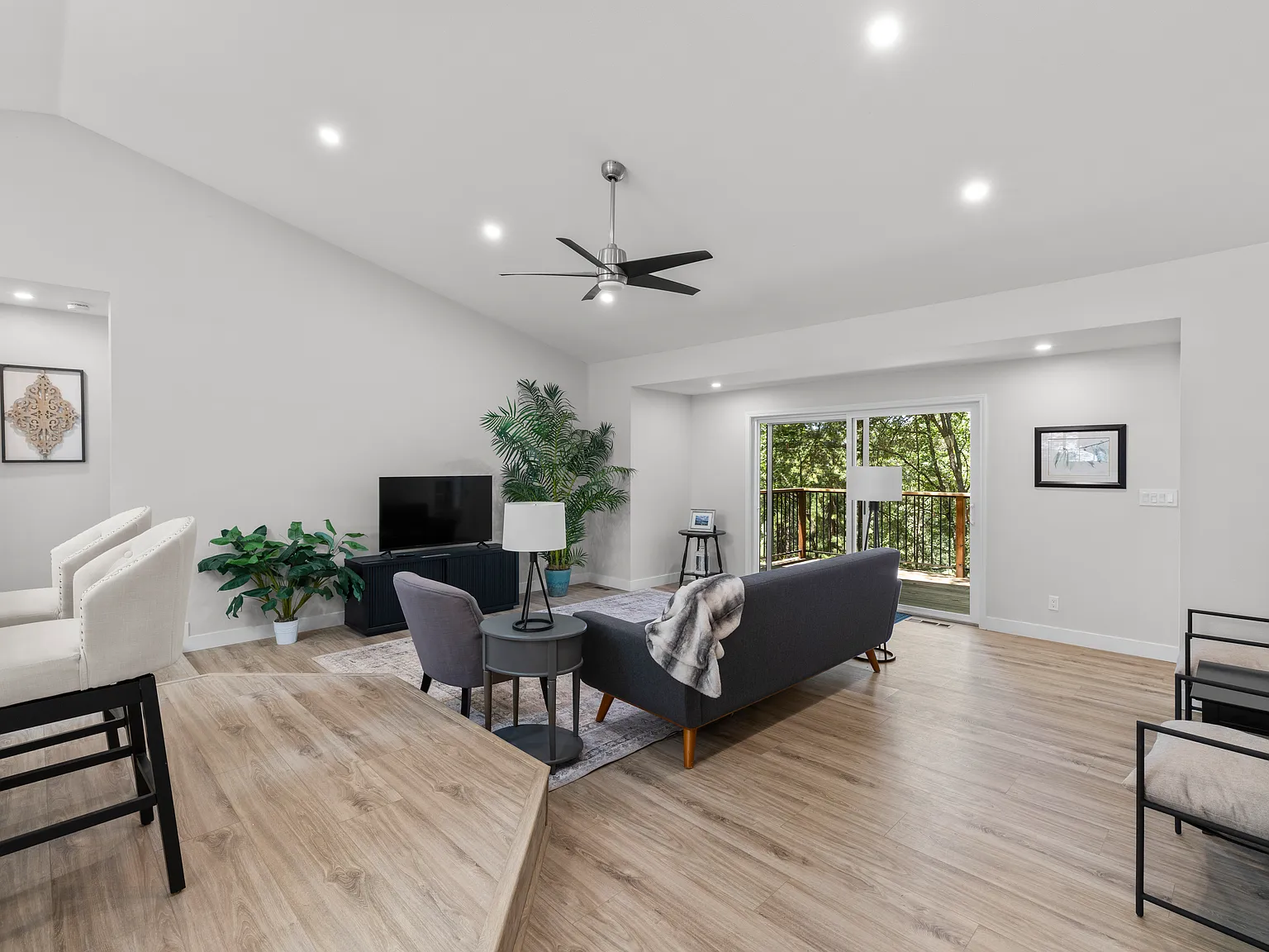 3 bed, 2248 sqft, $3,895 — Photo 4