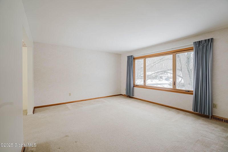 3rd image of 5218 Linden Court