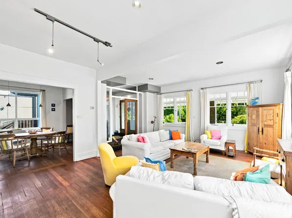 2433 Mathers Ave, West Vancouver, BC V7V 2H9